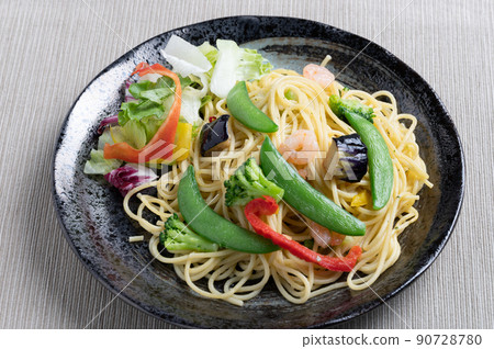 Summer vegetable pasta 90728780