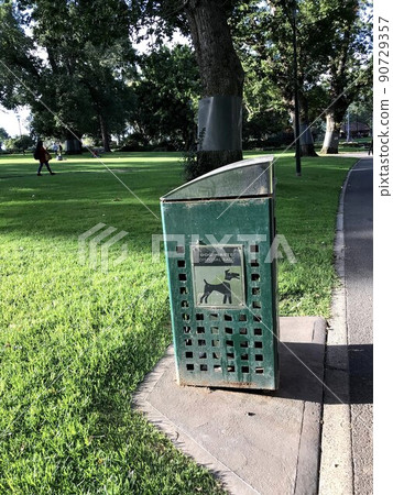 Recycle bins in overseas parks 90729357