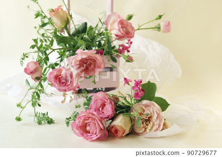 Fresh pink roses in a basket, flowers on a light background, the concept of a romantic greeting, a bridal bouquet, invitations, weddings, a card, packaging or sale in a flower shop 90729677