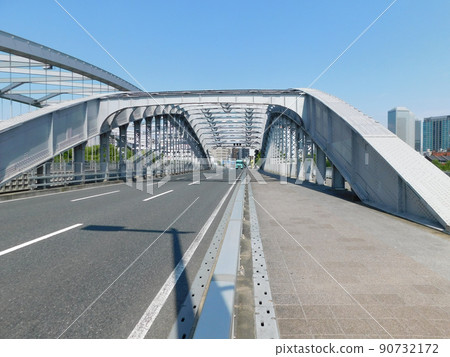 The road and sidewalk of Sakuranomiya Bridge over the river (photographed in June 2022 in Osaka City) The road and sidewalk of Sakuranomiya Bridge over the river (photographed in June 2022 in Osaka City) 90732172
