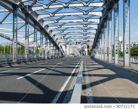 The road and sidewalk of Sakuranomiya Bridge over the river (photographed in June 2022 in Osaka City) 90732173