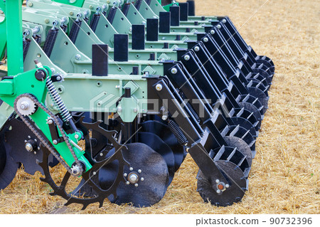 Multi row disc metal cutters and harrows as a hitch for agricultural machinery. 90732396