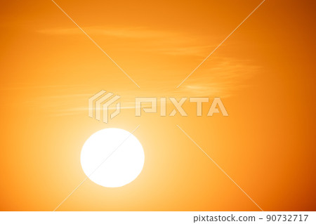 Gorgeous panorama scenic of the strong sunrise with silver lining and cloud on the orange sky 90732717