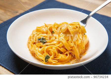 Shrimp and spinach tomato cream pasta 90734234