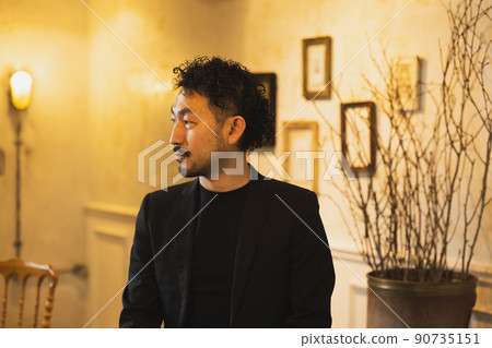 一個留著鬍子的男人，似乎在經營一家酒吧 90735151