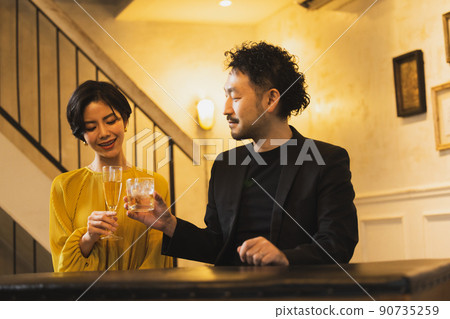 夫婦在酒吧享用飲品 夫婦在酒吧享用飲品 90735259