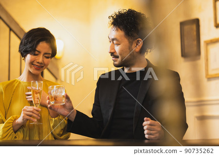 Couple enjoying a drink at the bar 90735262