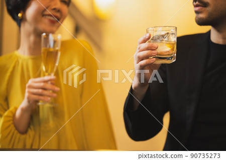 Couple enjoying a drink at the bar 90735273