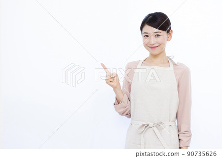 A woman in her thirties pointing 90735626