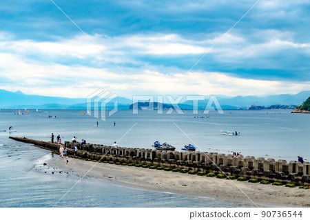 從逗子海灘的海堤附近俯瞰江之島 從逗子海灘的海堤附近俯瞰江之島 90736544