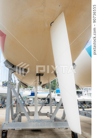 葉山碼頭院子裡一艘遊艇的底部 90736555