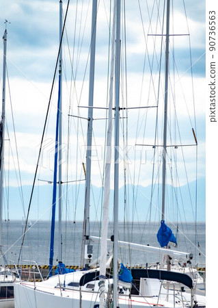 葉山碼頭院子裡一艘遊艇的景色 葉山碼頭院子裡一艘遊艇的景色 90736563