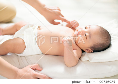 Baby holding mom's finger Parent-child contact Hand play Fureai play Grasp reflex 1 month after birth Baby holding mom's finger Parent-child contact Hand play Fureai play Grasp reflex 1 month after birth 90736925