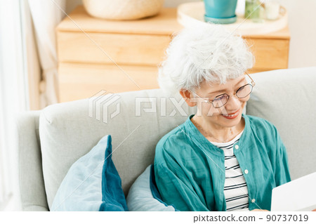 高級女性在客廳裡讀信 90737019