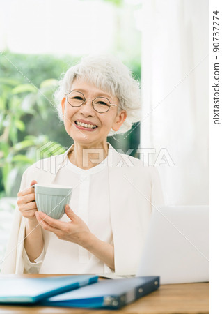 高級女性在工作中休息 90737274