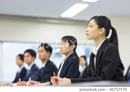 西裝革履的男女參加研討會 90737570