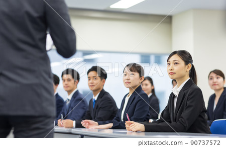 西裝革履的男女參加研討會 90737572