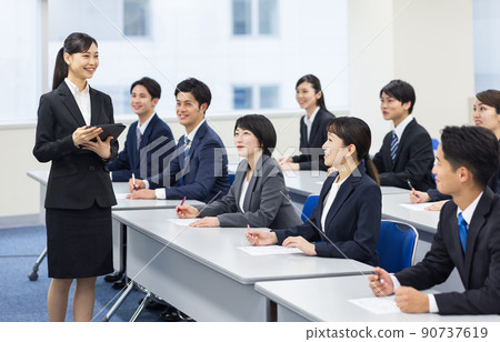 西裝革履的男女參加研討會 90737619