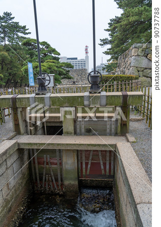 香川縣高松市，高松城的石牆和閘門，鯛魚餵食橫幅 90737788