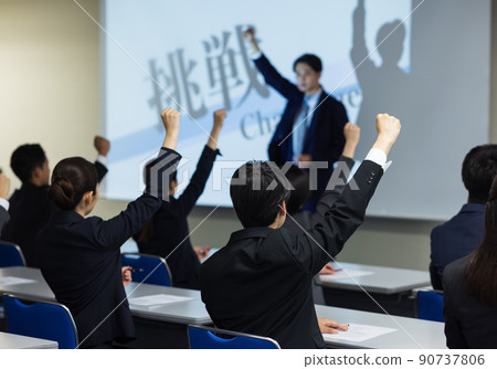 西裝革履的男女參加研討會 90737806