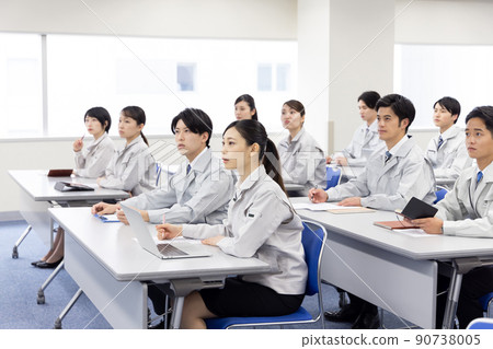 商務人士穿著工作服接受培訓 商務人士穿著工作服接受培訓 90738005