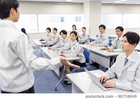 Business person wearing work clothes to receive training 90738049