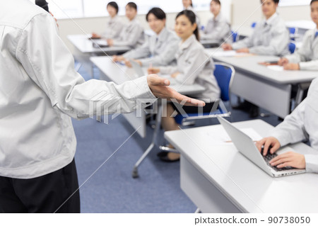 Business person wearing work clothes to receive training 90738050