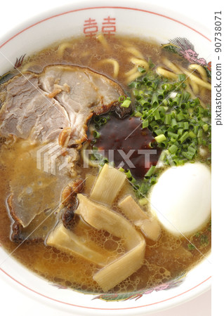 大叉燒豬骨醬油拉麵、煮雞蛋、萬能洋蔥和辣味噌鳥瞰圖 90738071