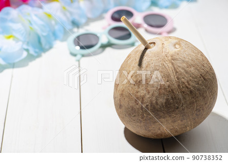用吸管喝天然椰子汁 90738352