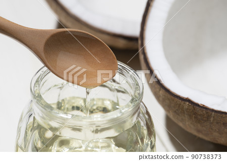 Endosperm and coconut oil visible from cracked coconut 90738373