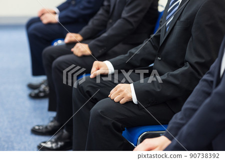 找工作穿西裝的學生 90738392