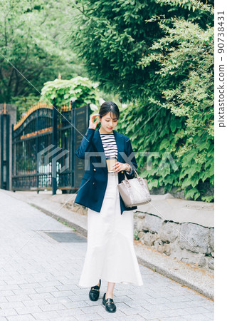 走在城市的一位小姐 90738431