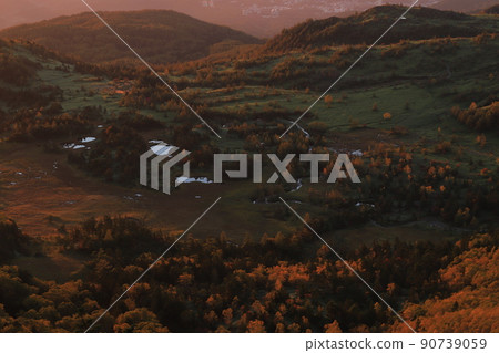 從澀峠看吉平沼澤的紅葉風景 從澀峠看吉平沼澤的紅葉風景 90739059