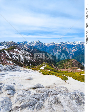 Climbing Mt. Tsubakuro in early summer (viewing Mt. Yarigatake, Mt. Kasagatake, and Mt. Sugoroku from the ridgeline of Mt. 90739499