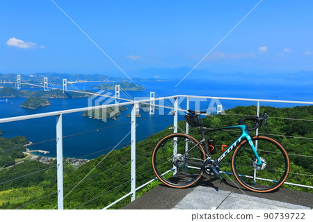 [愛媛縣]陽光明媚的來島海峽大橋和自行車（島波海道） 90739722