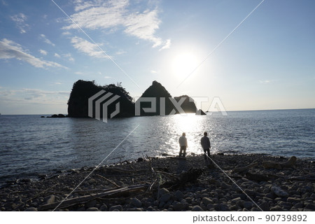 坐落在大海的背景下 90739892