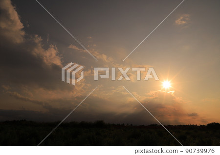 落日的天空和落日的雲彩 90739976