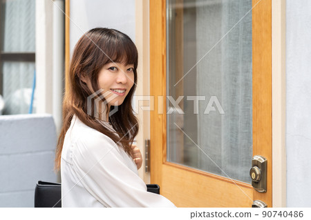 去銷售的年輕女性僱員 去銷售的年輕女性僱員 90740486