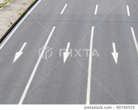 在路面上繪製的箭頭。 (標有“按行進方向分類的交通”的規定) 在路面上繪製的箭頭。 (標有“按行進方向分類的交通”的規定) 90740554
