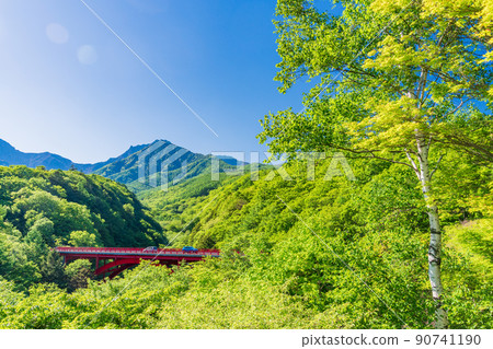 (Yamanashi Prefecture) Fresh green Yatsugatake mountain range Higashizawa Bridge (Yamanashi Prefecture) Fresh green Yatsugatake mountain range Higashizawa Bridge 90741190