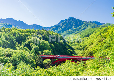(Yamanashi Prefecture) Fresh green Yatsugatake mountain range Higashizawa Bridge 90741198