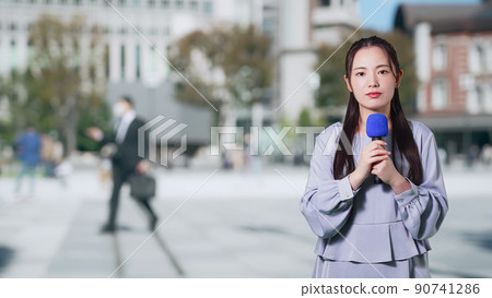 Reporter announcer relaying in the city Reporter announcer relaying in the city 90741286