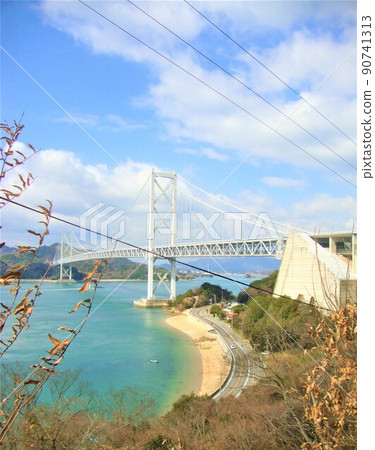 從瀨戶內海的向島看因島大橋、海灘和藍天 從瀨戶內海的向島看因島大橋、海灘和藍天 90741313