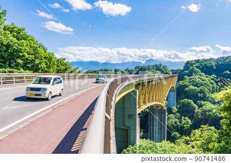(山梨縣)新鮮的綠色八岳高原大橋 (山梨縣)新鮮的綠色八岳高原大橋 90741486