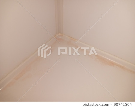 Example of pink mold in the bathroom 90741504