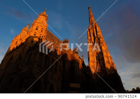 Dusk and sunshine at St. Stephen's Cathedral 90741524