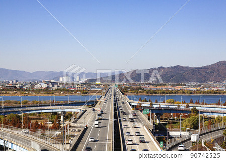 通過交叉路口的汽車 90742525