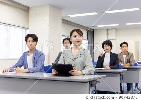 Business person taking a seminar 90742875