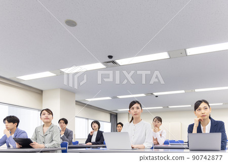 Business person taking a seminar 90742877
