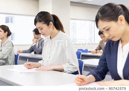 參加資格考試的商務人士 參加資格考試的商務人士 90742879